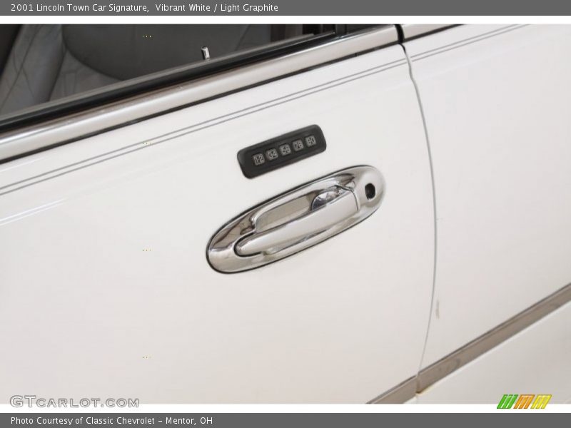 Vibrant White / Light Graphite 2001 Lincoln Town Car Signature