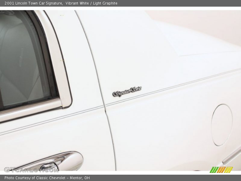 Vibrant White / Light Graphite 2001 Lincoln Town Car Signature