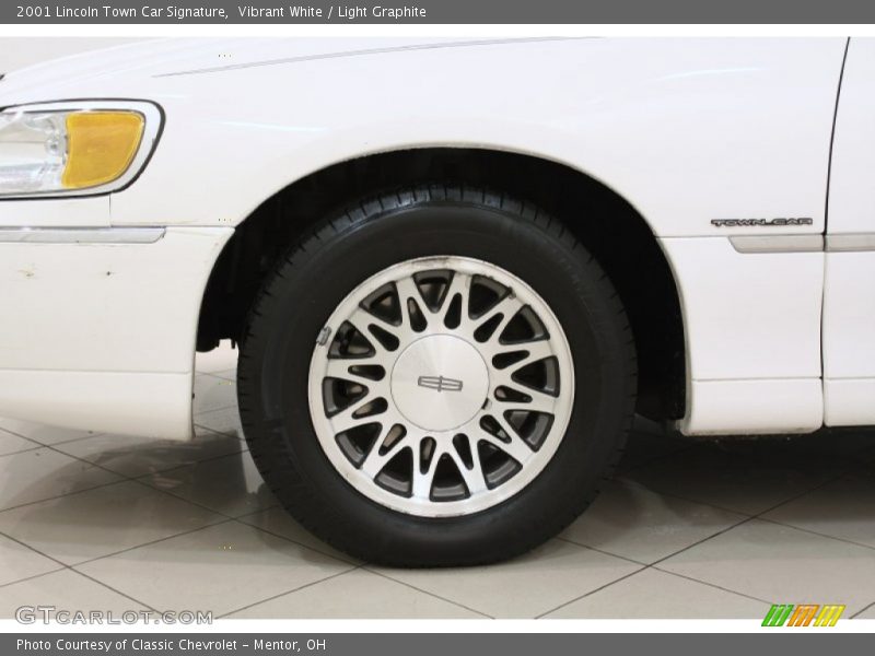 Vibrant White / Light Graphite 2001 Lincoln Town Car Signature