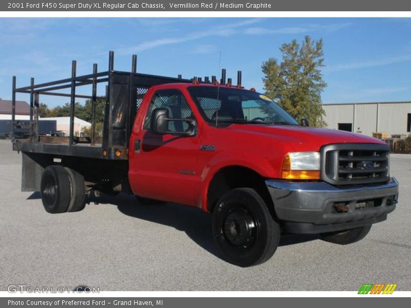 Front 3/4 View of 2001 F450 Super Duty XL Regular Cab Chassis
