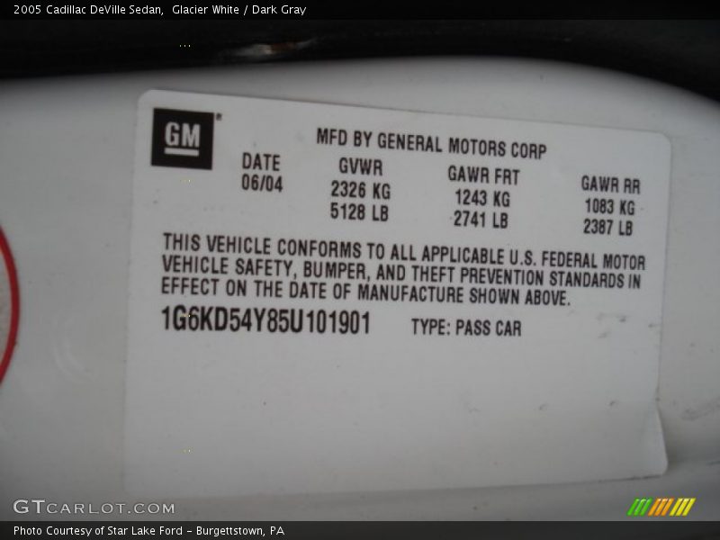 Glacier White / Dark Gray 2005 Cadillac DeVille Sedan