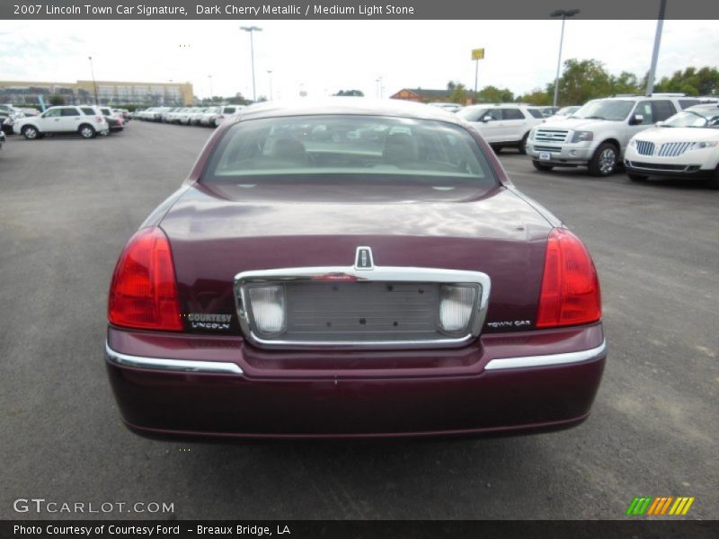 Dark Cherry Metallic / Medium Light Stone 2007 Lincoln Town Car Signature