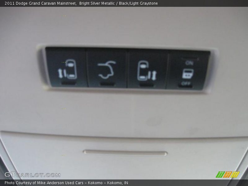 Bright Silver Metallic / Black/Light Graystone 2011 Dodge Grand Caravan Mainstreet