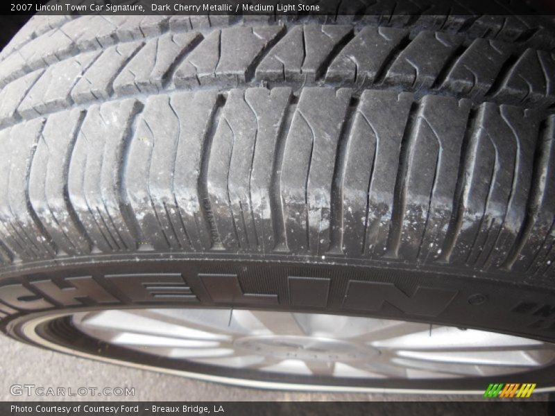 Dark Cherry Metallic / Medium Light Stone 2007 Lincoln Town Car Signature