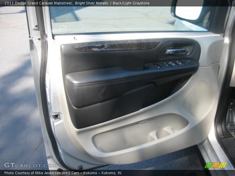 Bright Silver Metallic / Black/Light Graystone 2011 Dodge Grand Caravan Mainstreet