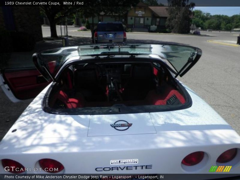 White / Red 1989 Chevrolet Corvette Coupe