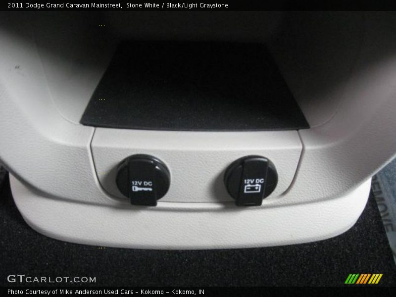 Stone White / Black/Light Graystone 2011 Dodge Grand Caravan Mainstreet