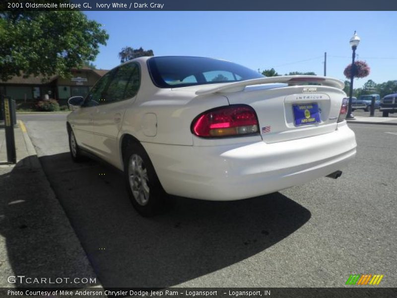 Ivory White / Dark Gray 2001 Oldsmobile Intrigue GL