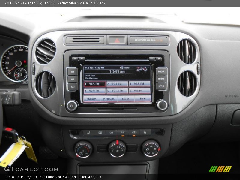 Reflex Silver Metallic / Black 2013 Volkswagen Tiguan SE
