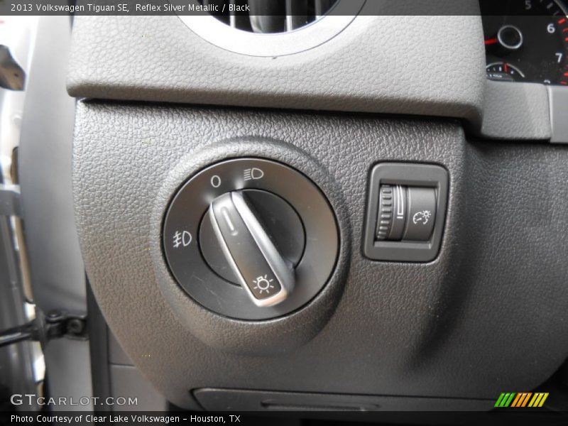 Reflex Silver Metallic / Black 2013 Volkswagen Tiguan SE