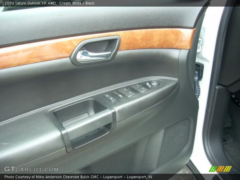 Cream White / Black 2009 Saturn Outlook XR AWD