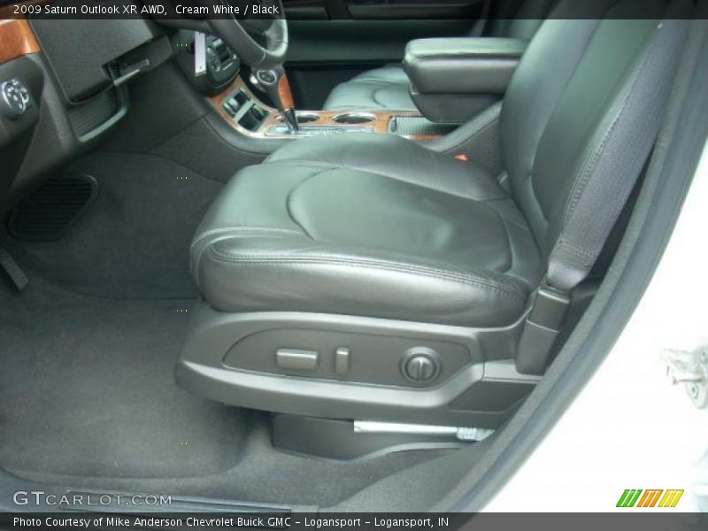 Cream White / Black 2009 Saturn Outlook XR AWD