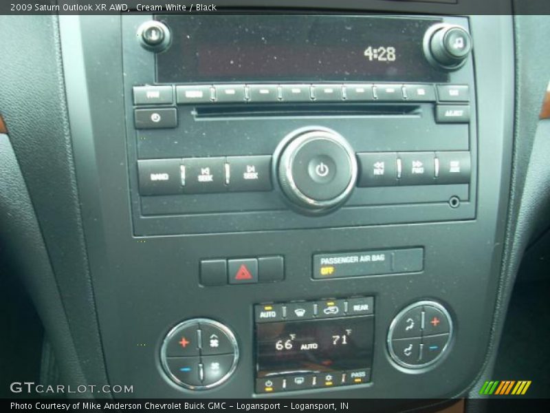 Cream White / Black 2009 Saturn Outlook XR AWD