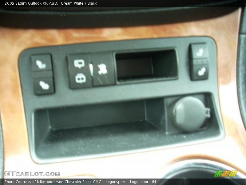 Cream White / Black 2009 Saturn Outlook XR AWD