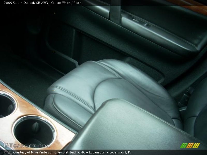 Cream White / Black 2009 Saturn Outlook XR AWD