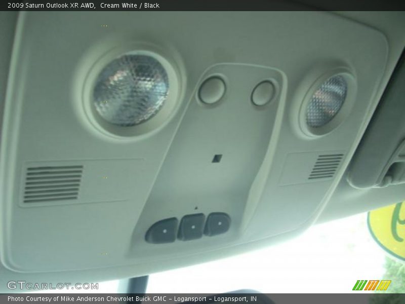 Cream White / Black 2009 Saturn Outlook XR AWD