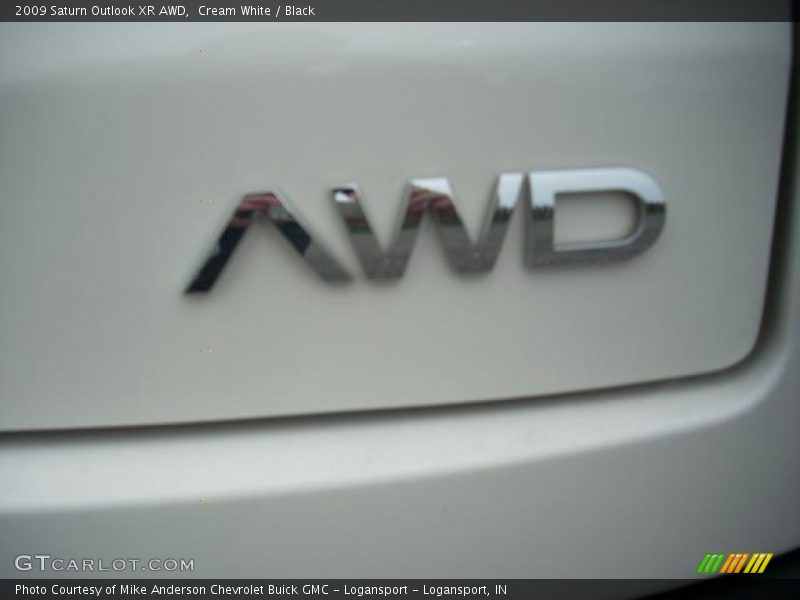 Cream White / Black 2009 Saturn Outlook XR AWD