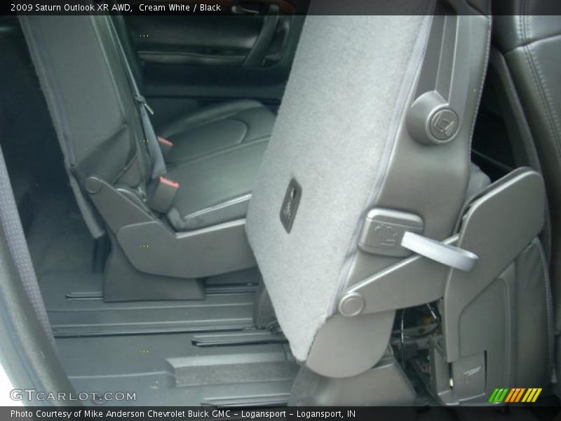 Cream White / Black 2009 Saturn Outlook XR AWD
