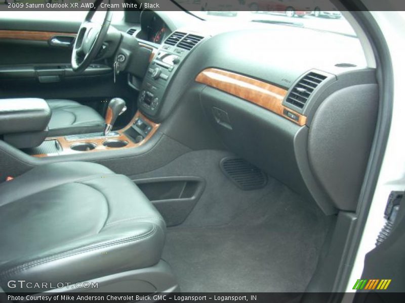Cream White / Black 2009 Saturn Outlook XR AWD