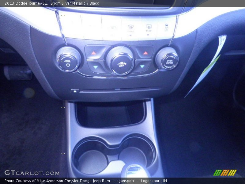 Bright Silver Metallic / Black 2013 Dodge Journey SE