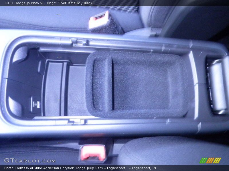 Bright Silver Metallic / Black 2013 Dodge Journey SE