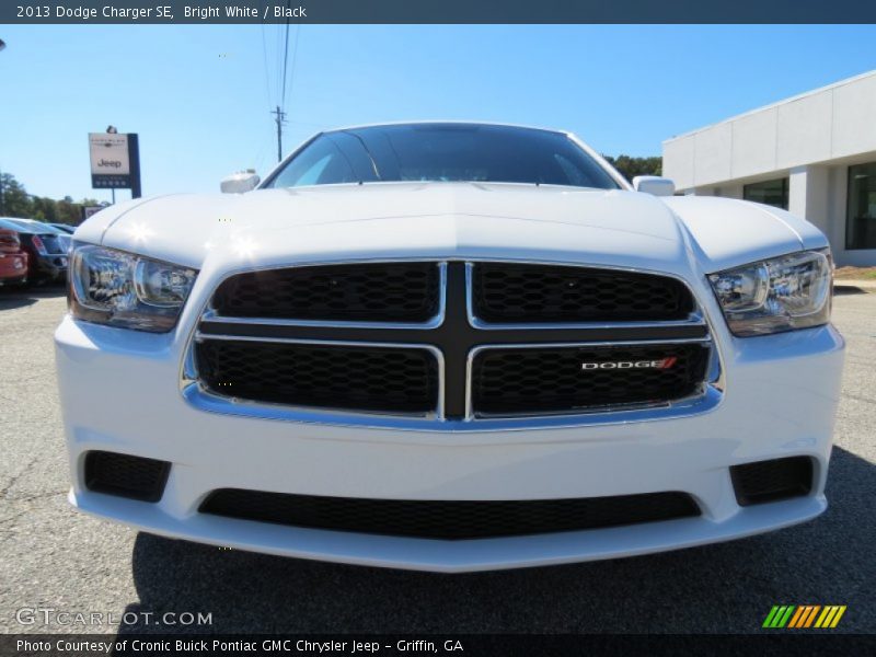 Bright White / Black 2013 Dodge Charger SE
