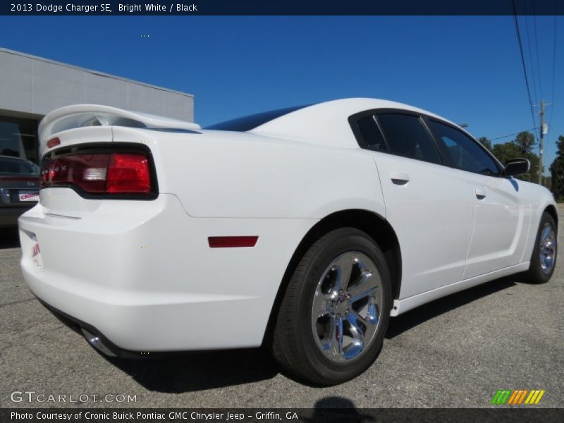 Bright White / Black 2013 Dodge Charger SE