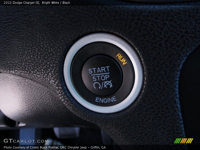 Bright White / Black 2013 Dodge Charger SE