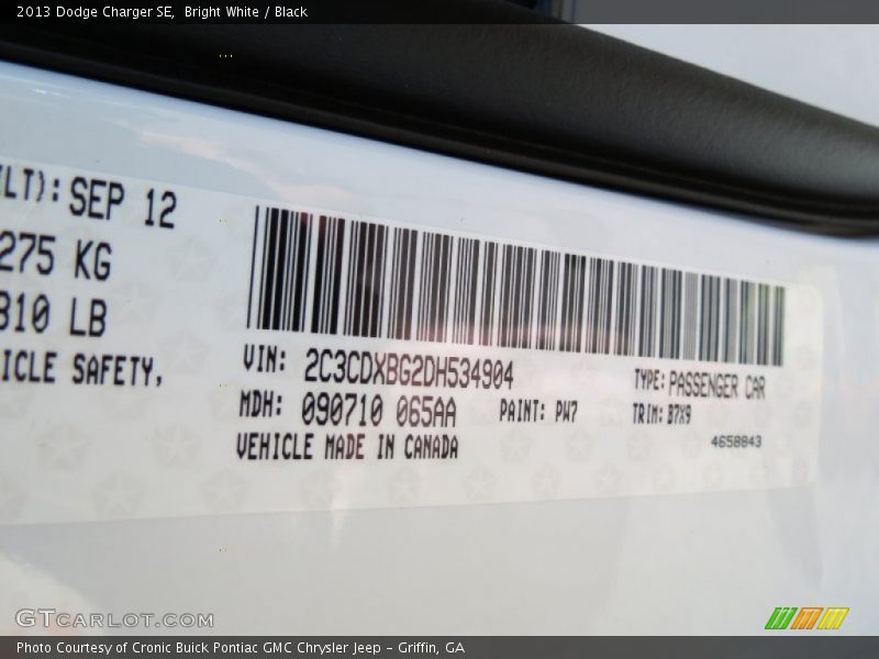 Bright White / Black 2013 Dodge Charger SE