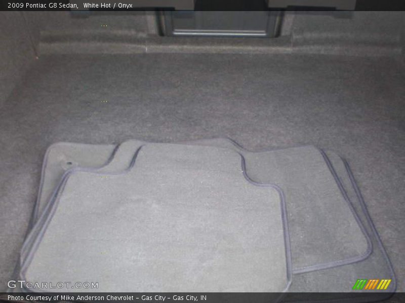 White Hot / Onyx 2009 Pontiac G8 Sedan