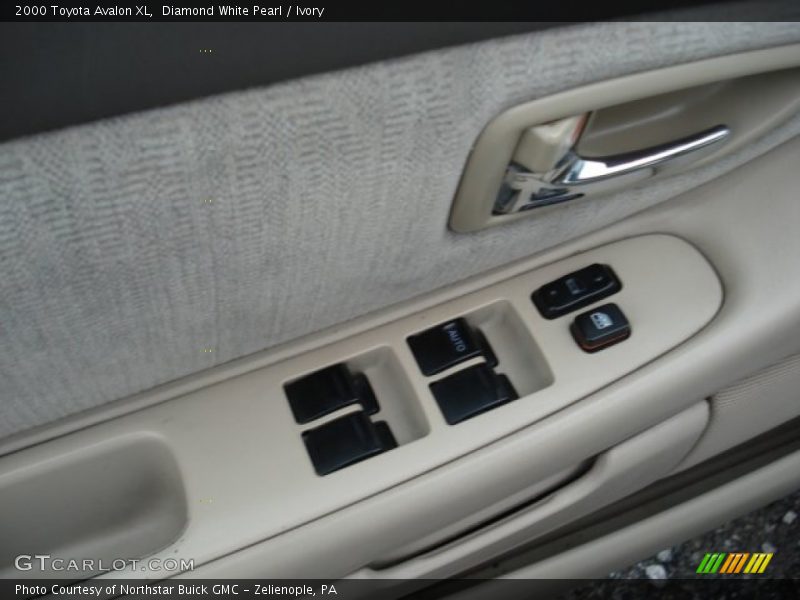 Diamond White Pearl / Ivory 2000 Toyota Avalon XL