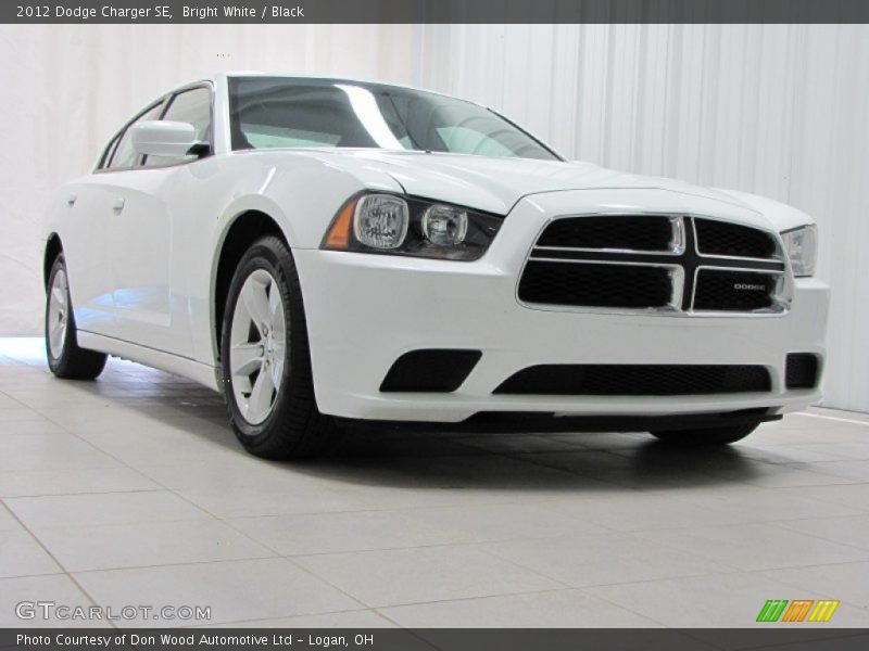 Bright White / Black 2012 Dodge Charger SE