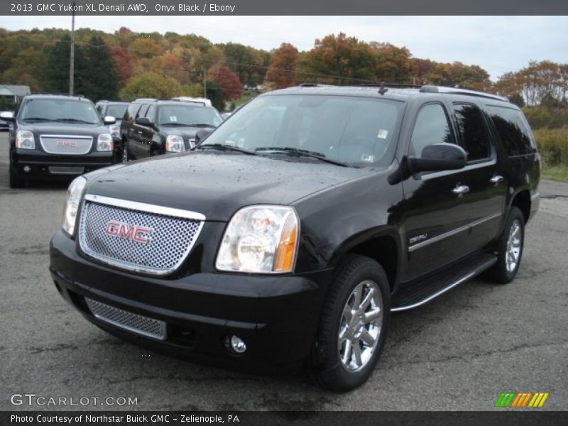 Front 3/4 View of 2013 Yukon XL Denali AWD