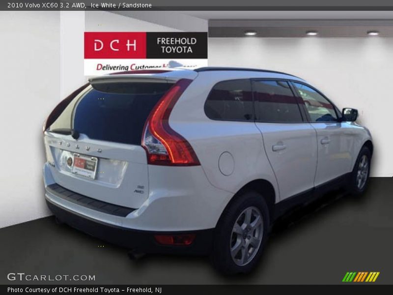 Ice White / Sandstone 2010 Volvo XC60 3.2 AWD
