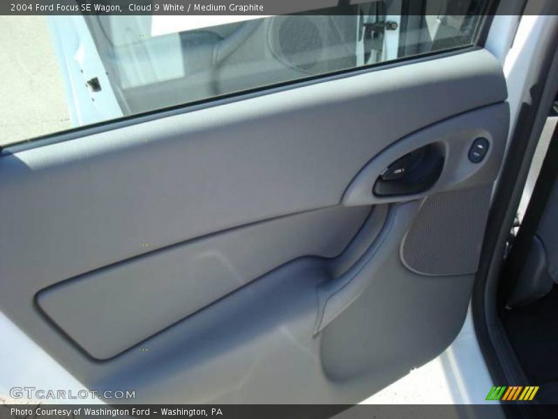 Cloud 9 White / Medium Graphite 2004 Ford Focus SE Wagon