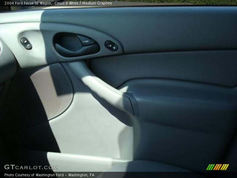Cloud 9 White / Medium Graphite 2004 Ford Focus SE Wagon