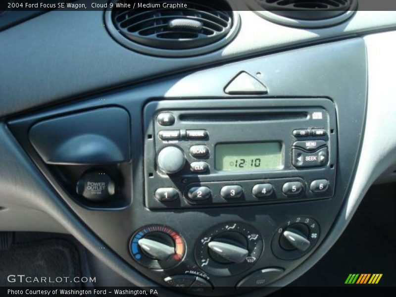 Cloud 9 White / Medium Graphite 2004 Ford Focus SE Wagon