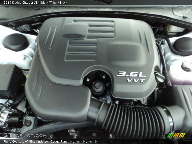Bright White / Black 2013 Dodge Charger SE