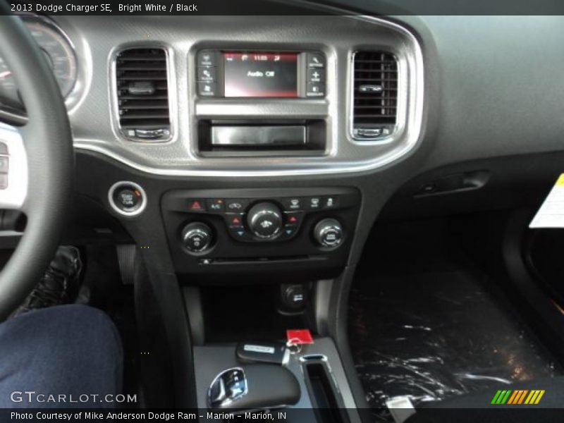 Bright White / Black 2013 Dodge Charger SE