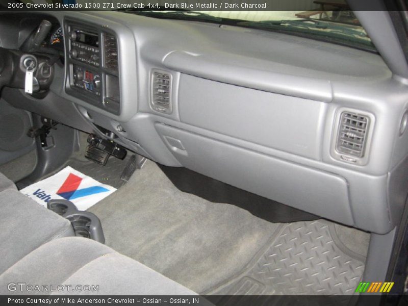 Dark Blue Metallic / Dark Charcoal 2005 Chevrolet Silverado 1500 Z71 Crew Cab 4x4