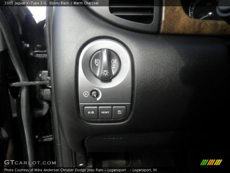 Ebony Black / Warm Charcoal 2005 Jaguar X-Type 3.0