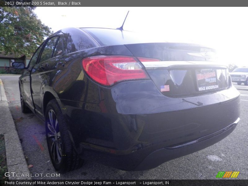 Black / Black 2013 Chrysler 200 S Sedan