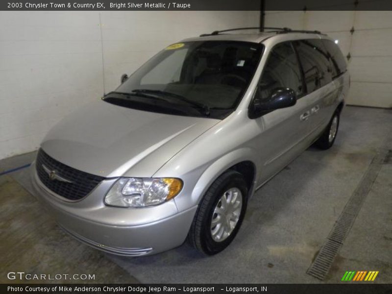 Front 3/4 View of 2003 Town & Country EX