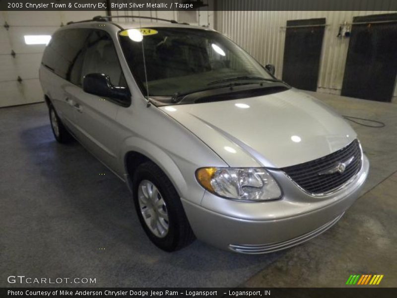 Front 3/4 View of 2003 Town & Country EX