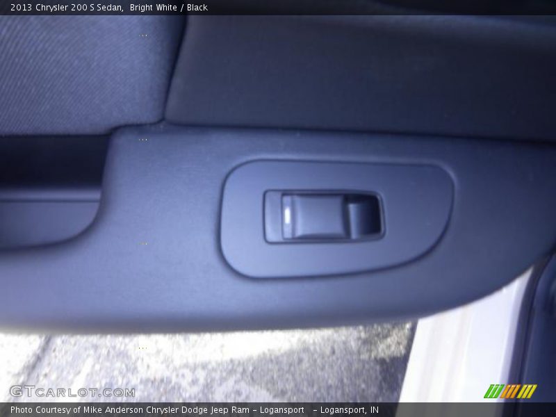 Bright White / Black 2013 Chrysler 200 S Sedan