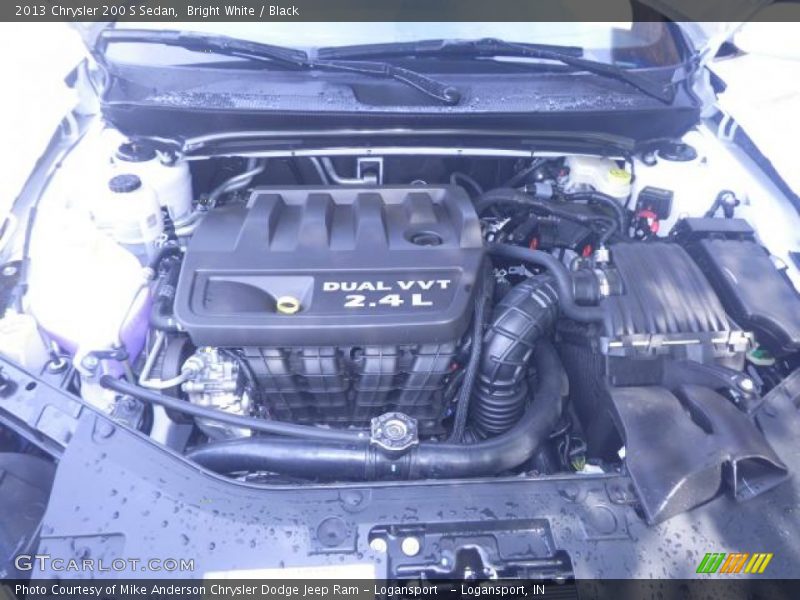 Bright White / Black 2013 Chrysler 200 S Sedan