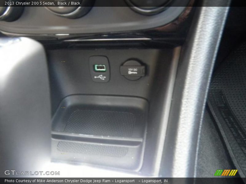 Black / Black 2013 Chrysler 200 S Sedan