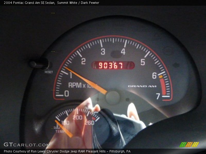 Summit White / Dark Pewter 2004 Pontiac Grand Am SE Sedan