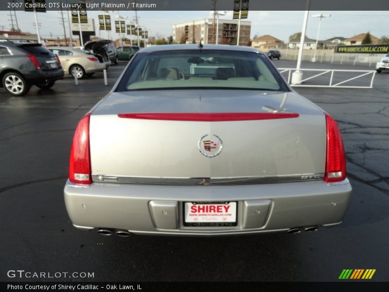 Light Platinum / Titanium 2007 Cadillac DTS Luxury