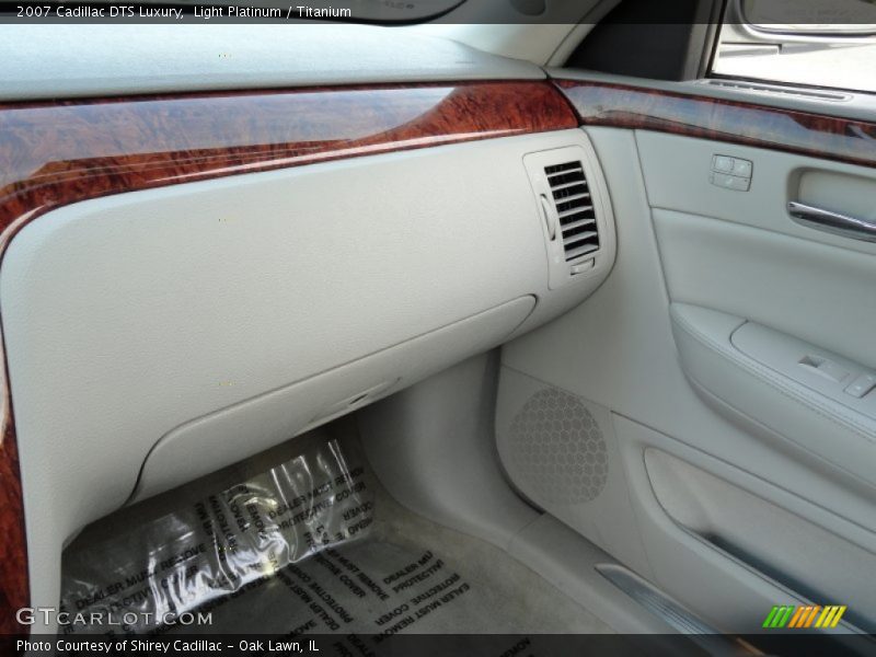 Light Platinum / Titanium 2007 Cadillac DTS Luxury